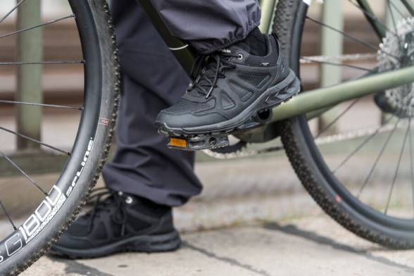 Nahaufnahme von schwarzen Fahrradschuhen im sportlichen Look